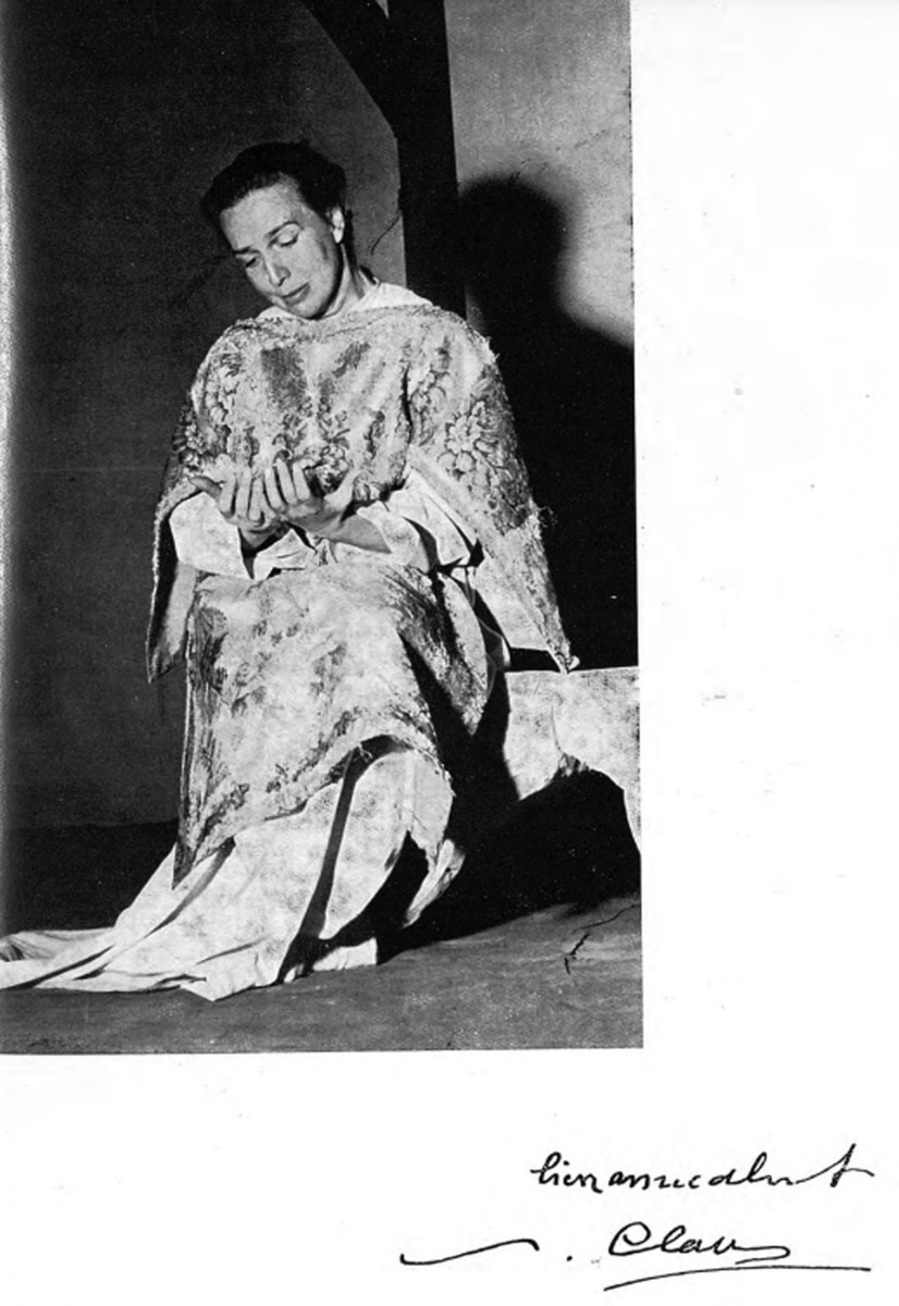 Fig. 1:Maruchi Fresno4 interpretando a la Virgen María en La Anunciación a María. Fotografía firmada por Paul Claudel, fallecido el 23-II-1955. Fuente: Juan Guerrero Zamora. Historia del teatro contemporáneo, volumen 2.