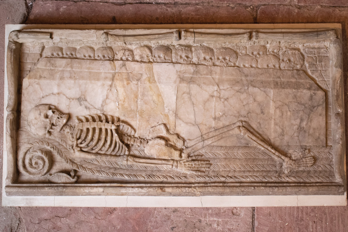 Abb. 1:Barockes Marmorrelief aus dem Heidelberger Franziskanerkloster, vermutlich vom Grabmal Friedrichs des Siegreichen (gest. 1476), Lapidarium im Kurpfälzischen Museum Heidelberg (Foto: Claudia Schmitz-Esser)