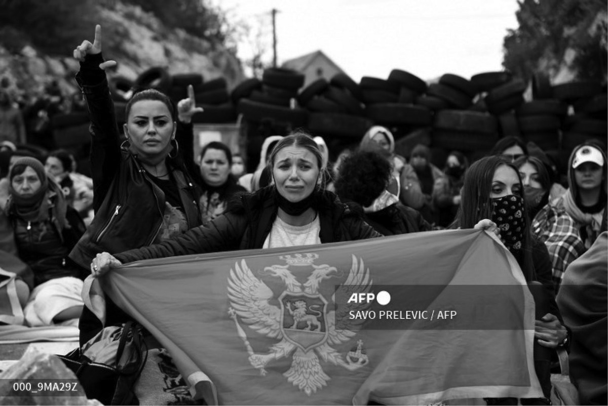 Montenegrin nationalist blocking the road to Cetinje during the enthronement of a new Serbian Orthodox metropolitan of Montenegro, 5 September 2021 (Photo: Savo Prelevic, AFP)
