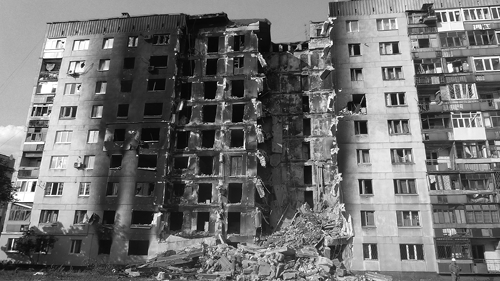Ein Wohngebäude in Lysychansk, Region Lugansk, das im ukrainischen Bürgerkrieg zerstört wurde.