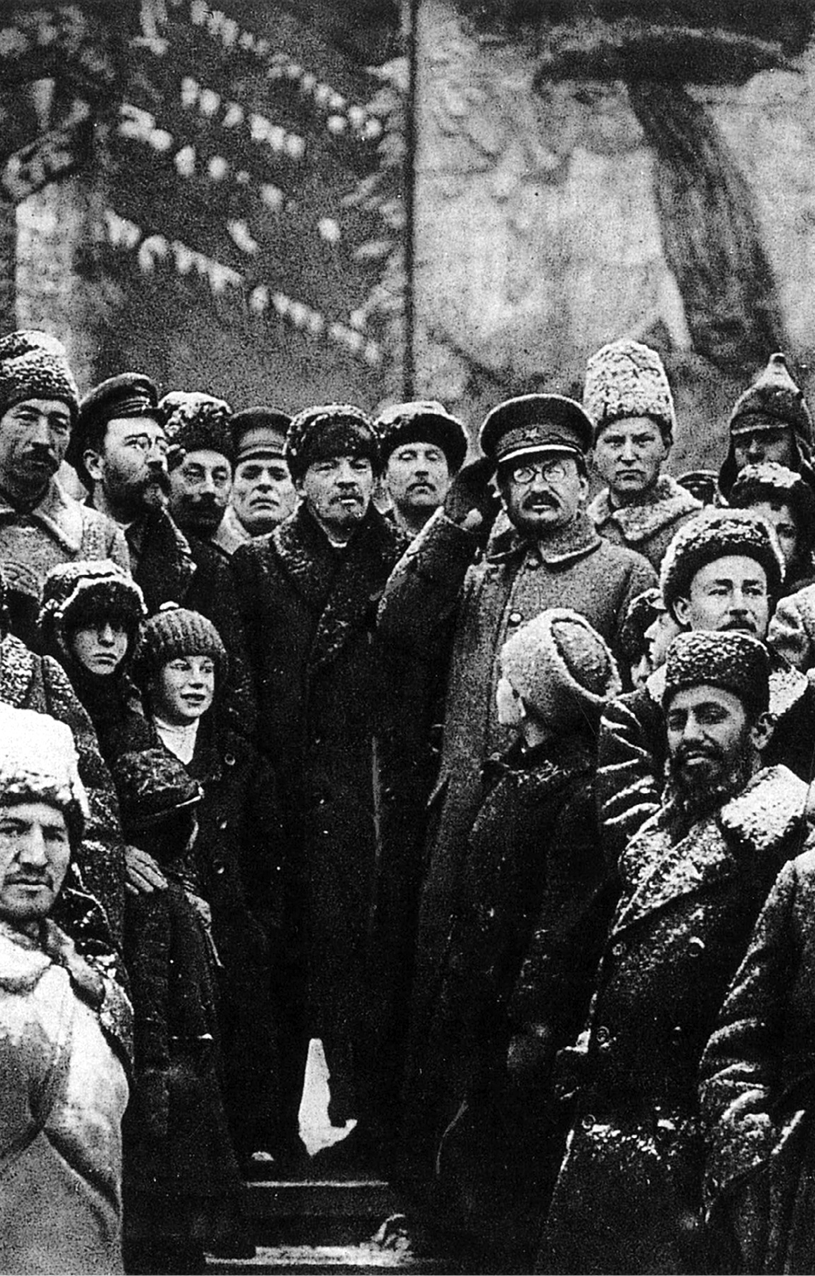 Lenin und Trotzki auf dem Roten Platz anlässlich des zweiten Jahrestags der Russischen Revolution 1919