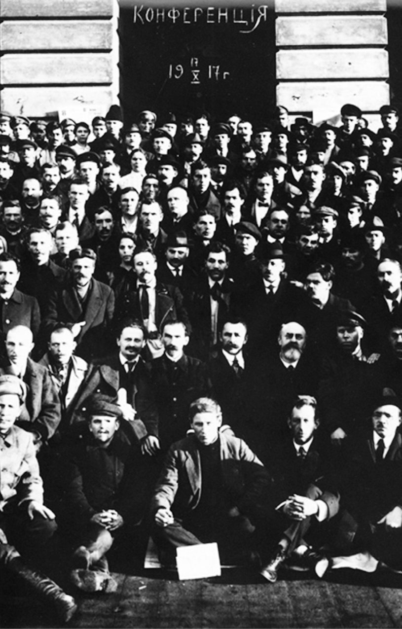 Erster gesamtrussischer Kongress der Fabrikkomitees am 17. Oktober 1917. In der Mitte Trotzki und Rjasanow