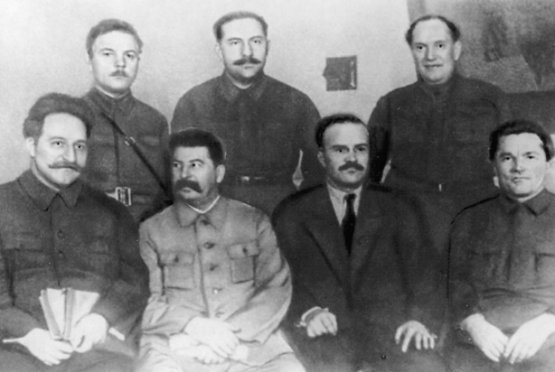 Die Politbüromitglieder des ZK der KPdSU (B) auf dem siebzehnten Parteitag Sitzend: G. K. Ordshonikidse, J. W. Stalin, W. M. Molotow, S. M. Kirow Stehend: K. J. Woroschilow, L. M. Kaganowitsch, W. W. Kuibyschew