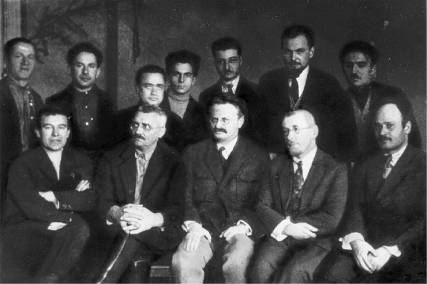 Gruppe von Oppositionellen im Jahr 1927. In der Mitte: I. N. Smirnow, L. D. Trotzki, I. T. Smilga